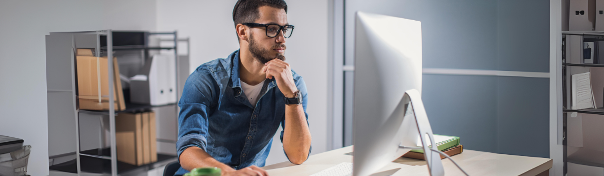 Recruiter-on-computer-doing-research